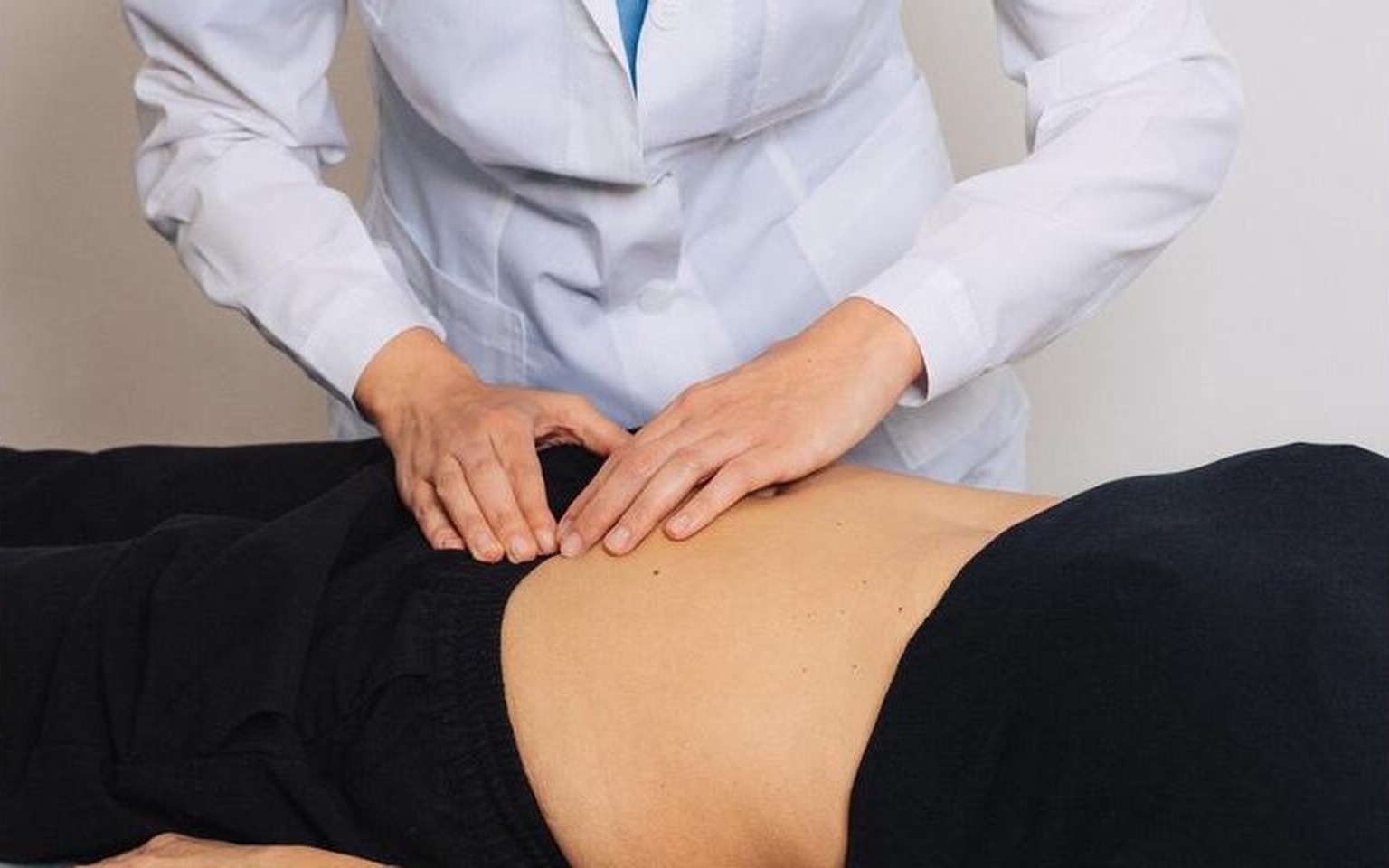 Osteopatia per chi desidera un figlio: Irene Di Liddo tratta l'addome di una paziente nello studio di Bisceglie (BT)